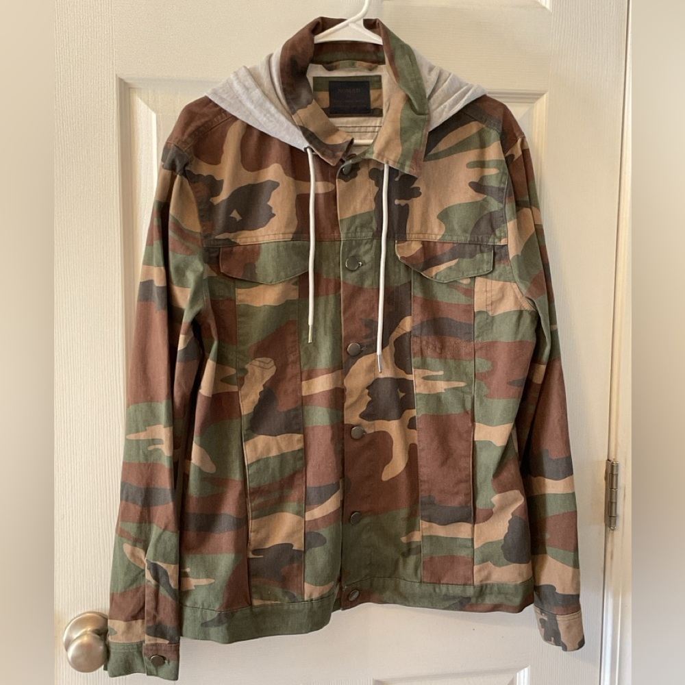 Nomad Men’s Large Button Down Hooded Camoflauge Light Weight Jacket